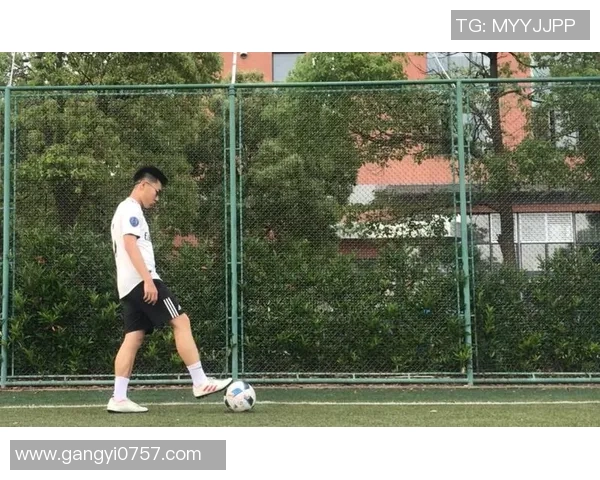 掌握足球花式起球技巧让你的球技更加炫酷与精彩